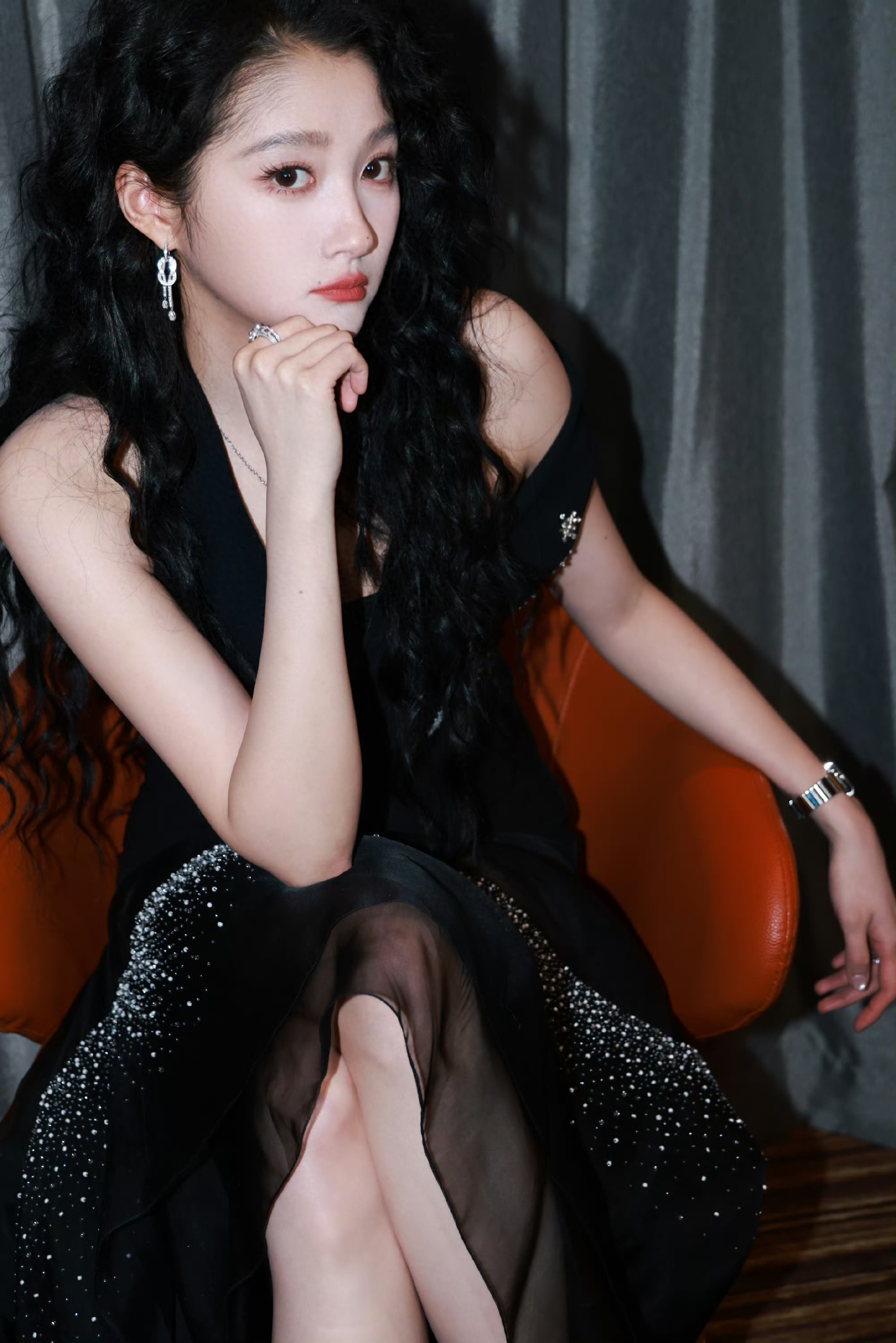 关晓彤抹胸黑裙,优雅又气