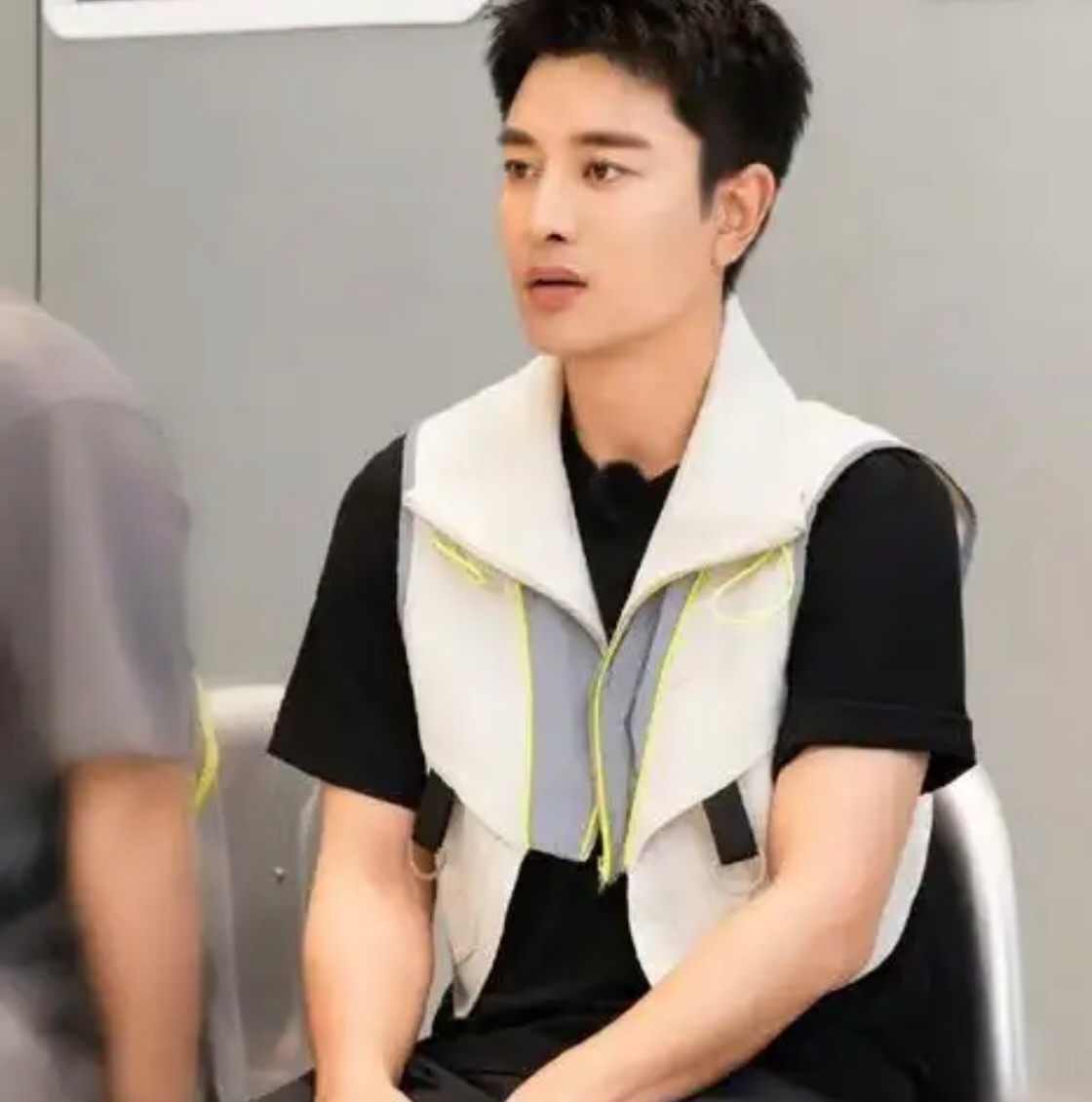 贾乃亮助播撞脸李小璐:一场舆论风暴背后的情感与流量博弈