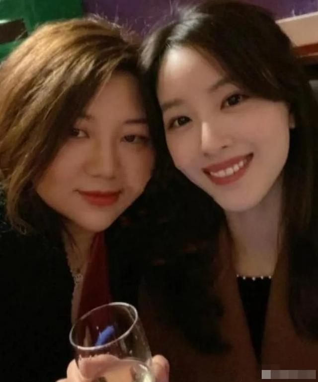 32岁章泽天晒不丹徒步照，纯素颜充满生命力，同行朋友都来头不小