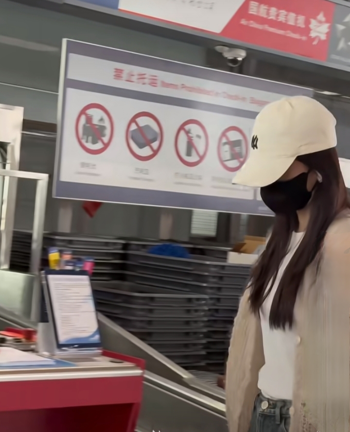 李沁现身北京机场，针织开衫配牛仔裤，简约造型尽显随性气质