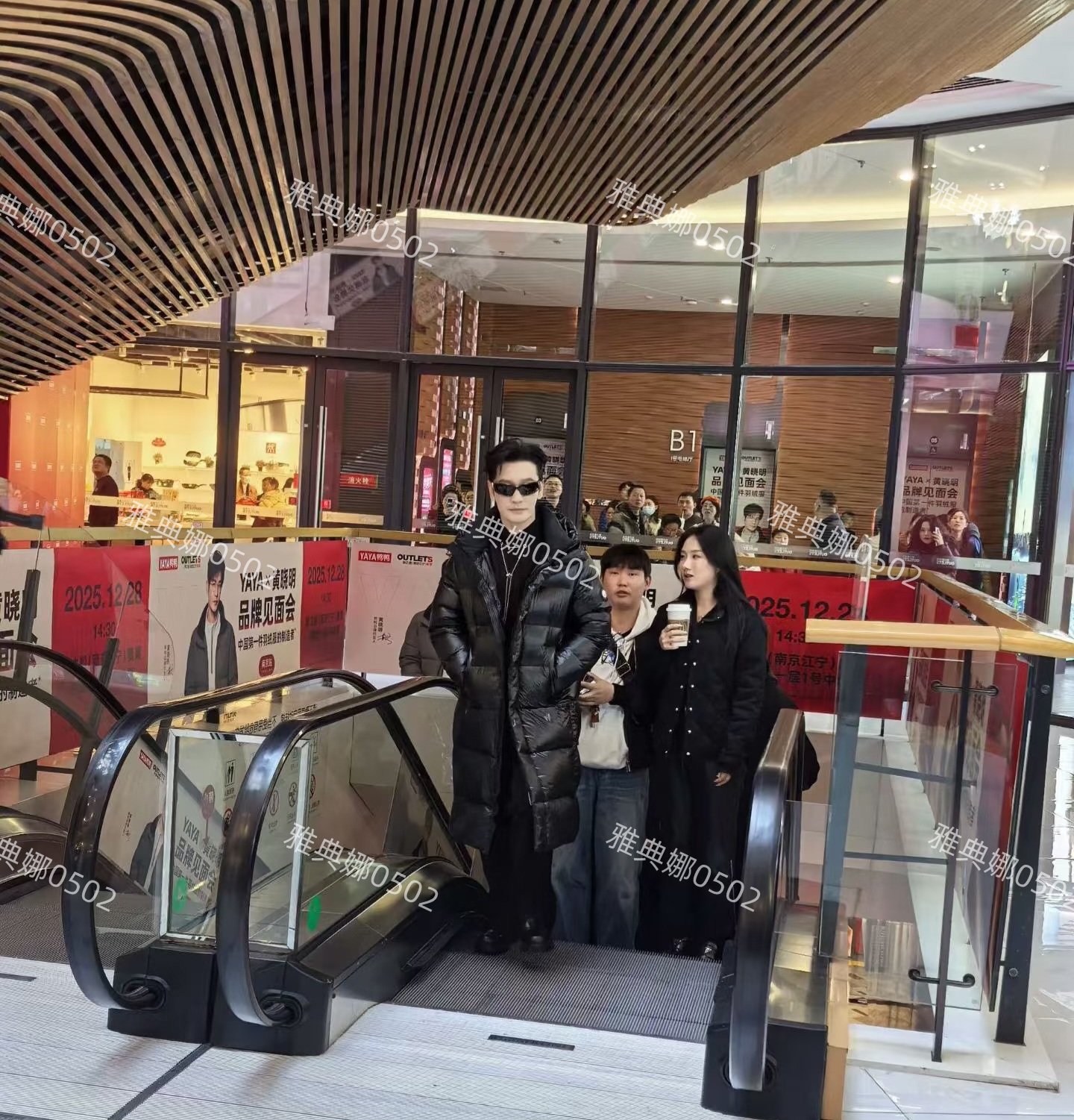 南京见到黄晓明，他头发吹得很高还穿了厚底鞋，但个子还是不够高