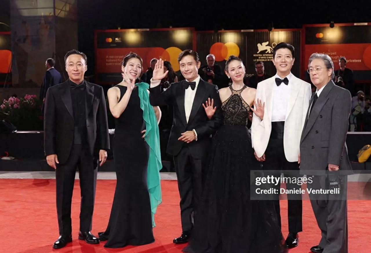 玄彬现身孙艺珍新片试映会！盛装打扮帅气十足，夫妻合体风头太盛