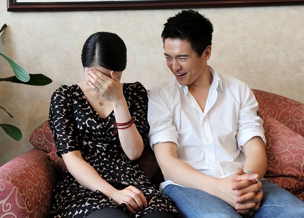 看完董璇和高云翔合影，再看她和张维伊合影，生理性喜欢显而易见