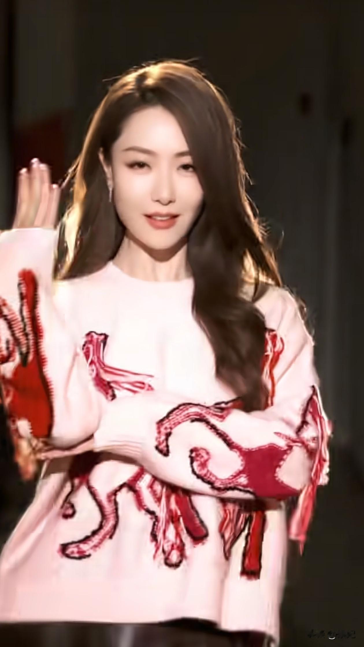 39岁白冰跳手势舞:微卷发+毛衣+皮裙,洋气又优雅,嫩得像小姑娘