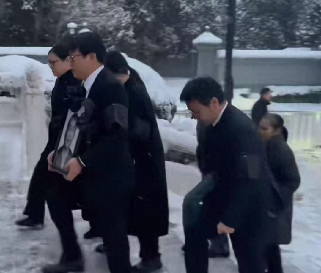 兰莉娅现身聂卫平追悼会！姐夫率女婿送花圈，女儿鞠躬致谢所有人