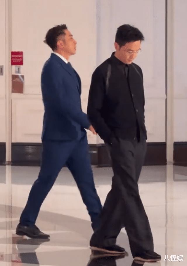 偶遇张智霖，54岁身姿挺拔气质更绝，小8岁吴卓羲站身旁都像保镖