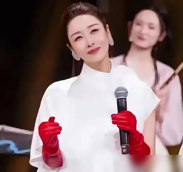 52岁孙悦美到认不出！穿白裙少女感满满，满脸胶原蛋白看着像25岁