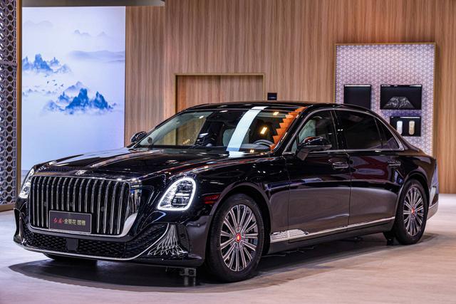 刘銮雄外出逛街买车，配备2名保镖显排面！嫌1000万红旗车太便宜