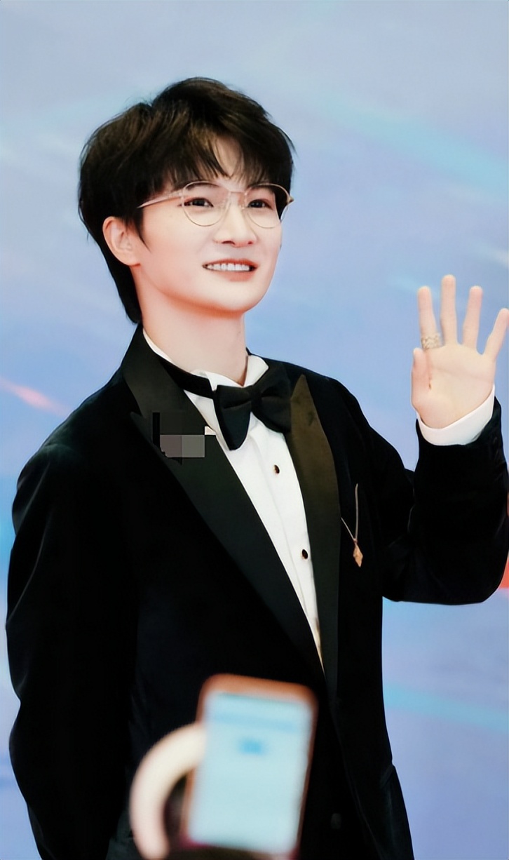 香港火灾，众星暂缓商业活动，只有她例外，但偏偏她却圈粉无数