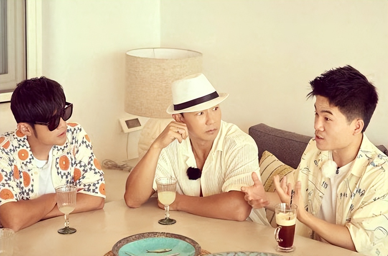 藏不住了？央媒点名董宇辉，曝光其真实处境，罗永浩的话有人信了