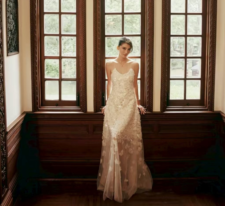 吴千语穿吊带裙亮相，整个人瘦一大圈，生图视角下排骨胸抢镜