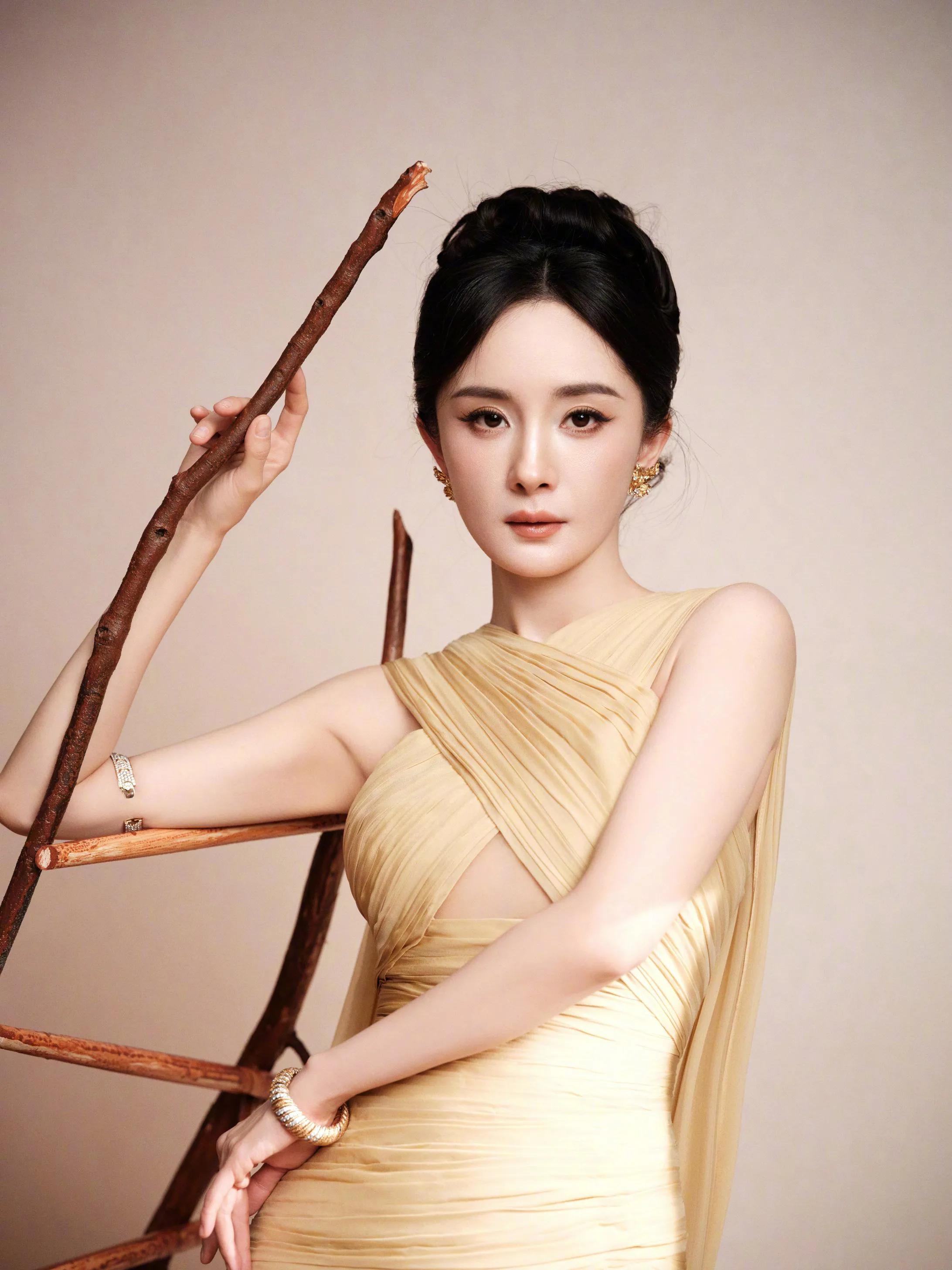 尖叫之夜大幂幂手握奖杯魅力四射！