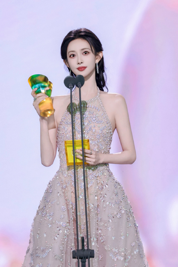 星光大赏折射江湖地位：赵露思打破95花格局，吴昕海涛只能当陪衬