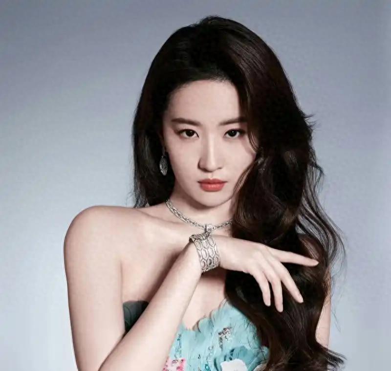 她的美，是岁月酿出的温润月光