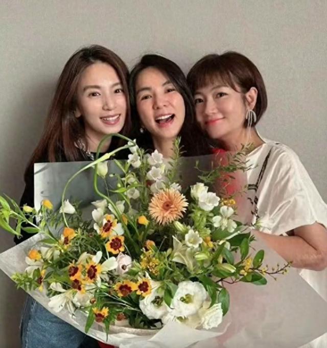 陈嘉桦日本被偶遇,双腿跪地喂儿子吃饭,穿着清凉露内衣毫不在意