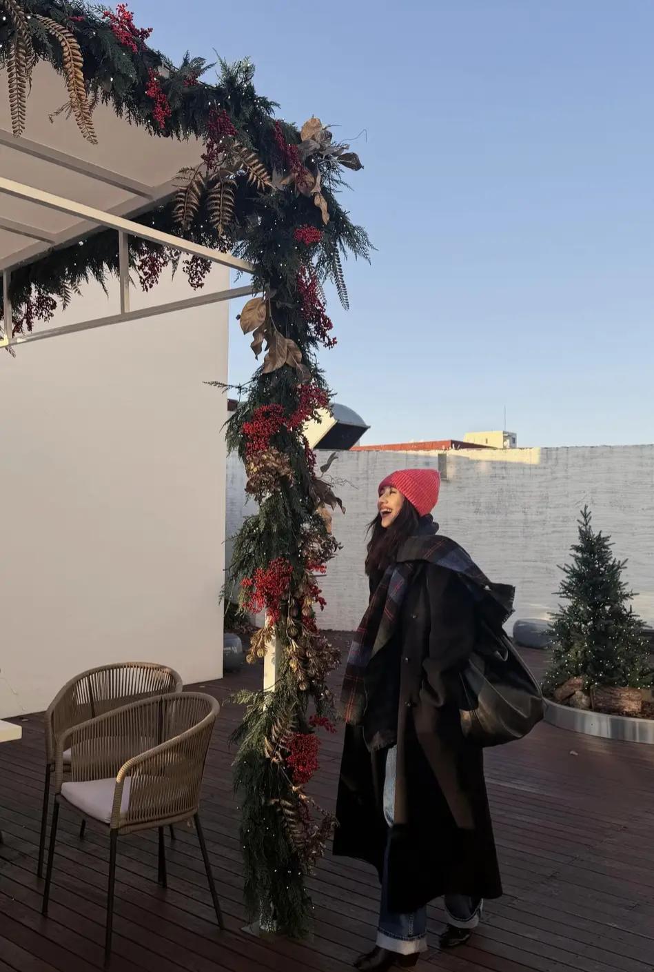 高圆圆冬日逛街随拍，大衣搭针织帽柔顺发型尽显优雅气质与美貌