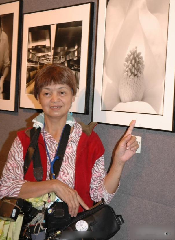 周润发姐姐现身街头,身材消瘦走路一瘸一拐,晚年无儿女好凄凉