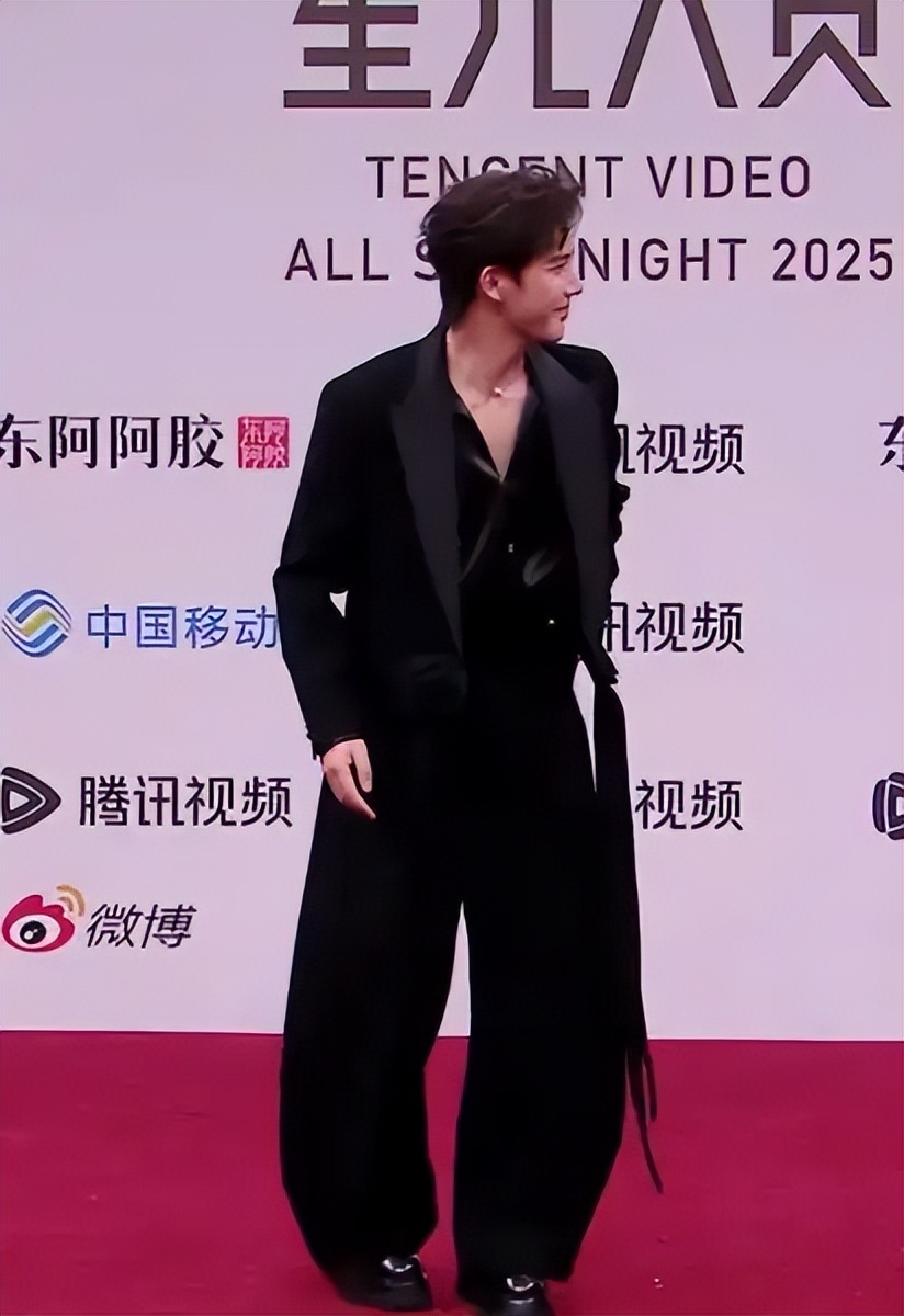 这一夜宋佳像猛虎下山！穿旗袍美到脚趾尖完全不顾倪妮赵露思死活