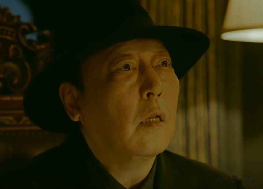 同样是演特务科高科长,将程煜跟倪大红放一起,两者差距一目了然