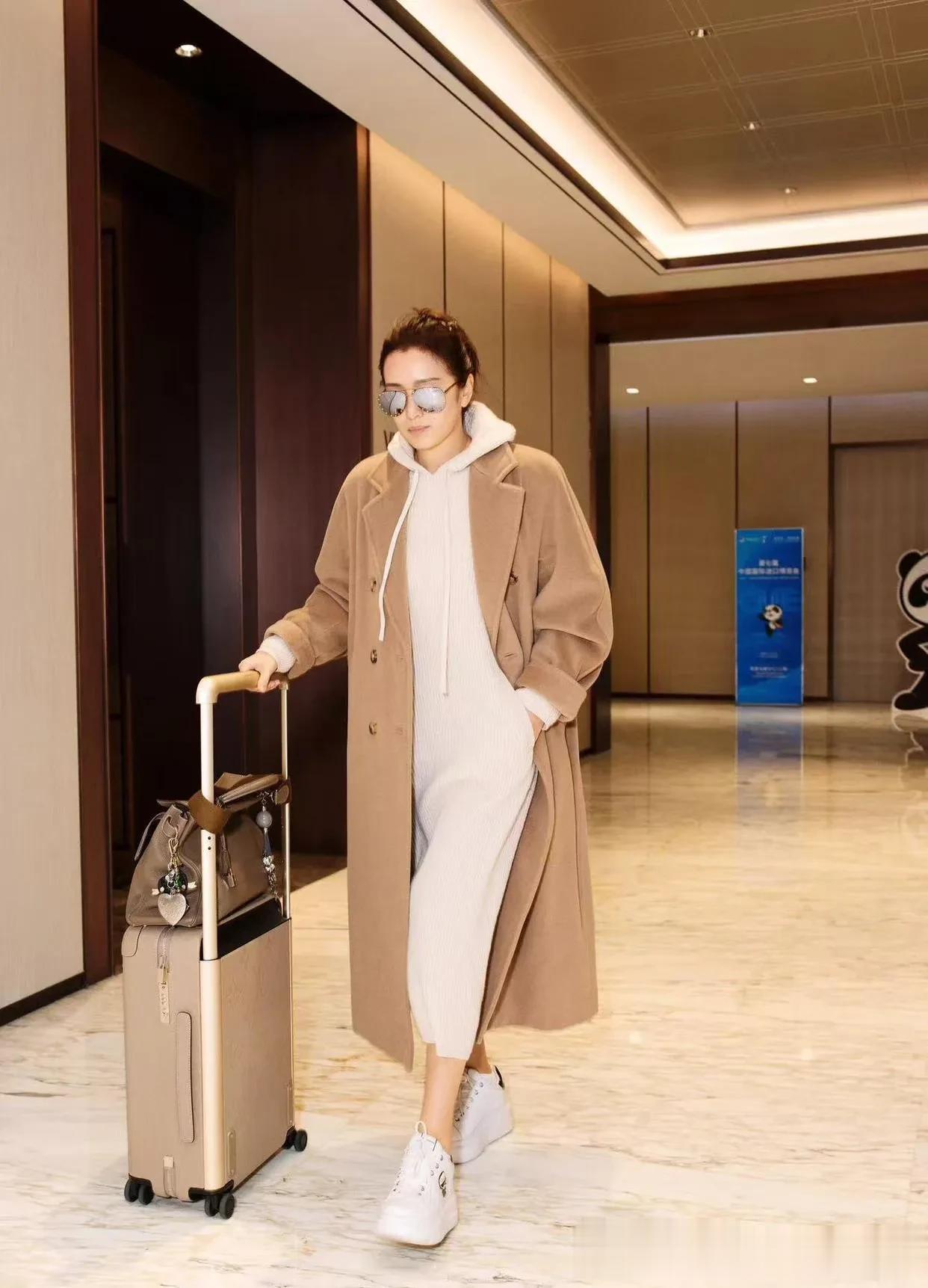 巩俐换风格后气质大变!驼色大衣+连帽针织裙,时髦休闲又高级!