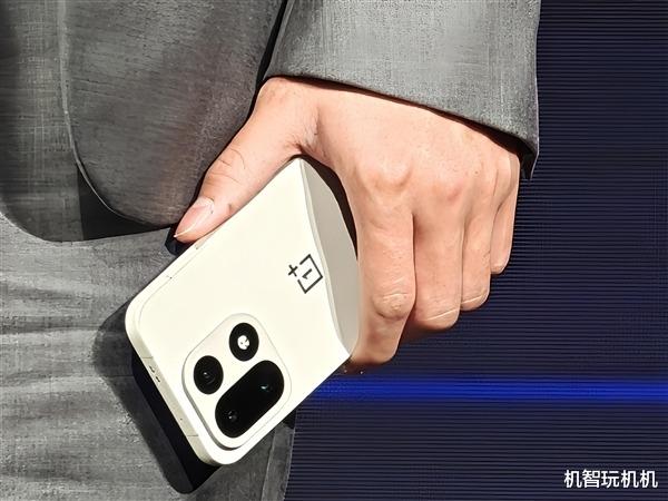 小米17刚发布就落伍?最强骁龙8E5新机首发1.5K+165HZ超高刷屏!