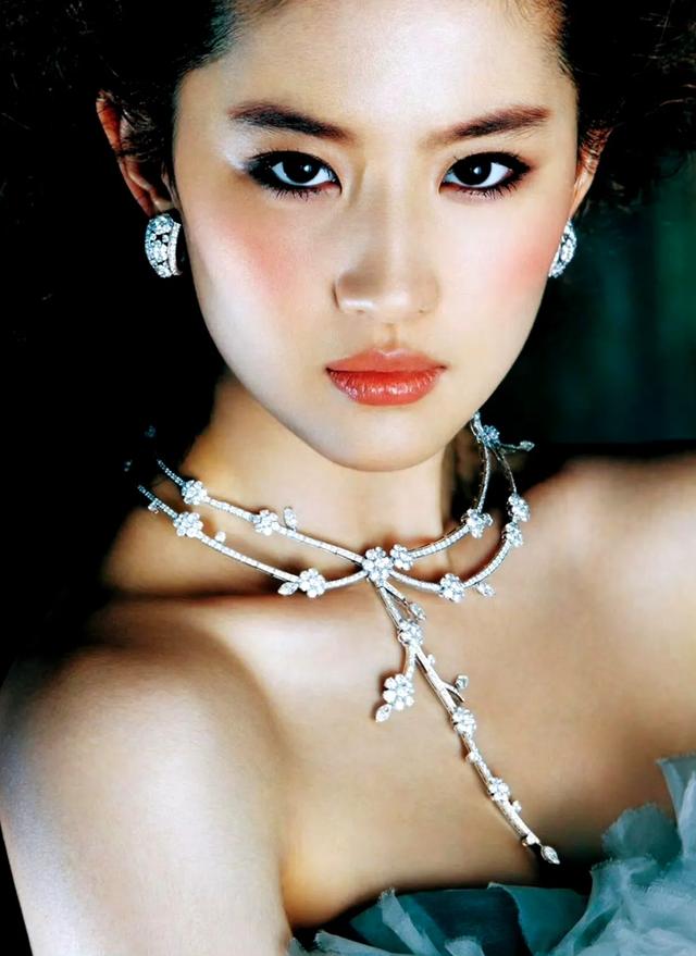 刘亦菲 脸蛋比珠宝更加璀璨夺目