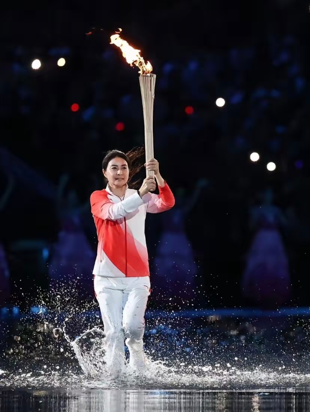 霍启仁在雪山举办婚礼，现场照罕见曝光，老婆小腹隆起疑似怀孕