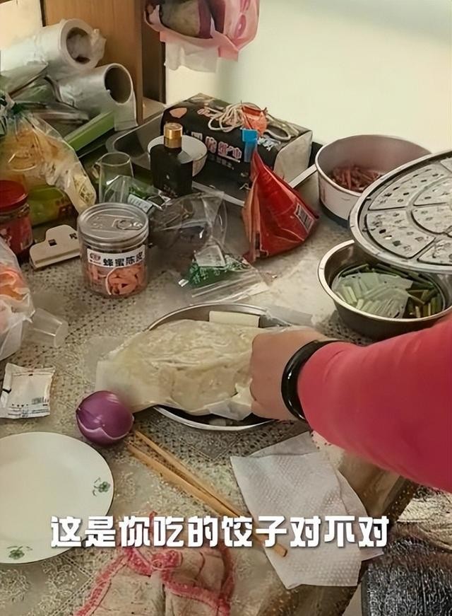 演员王东近况曝光：一家5口挤小烂房，21岁大儿子在家赤裸，有病