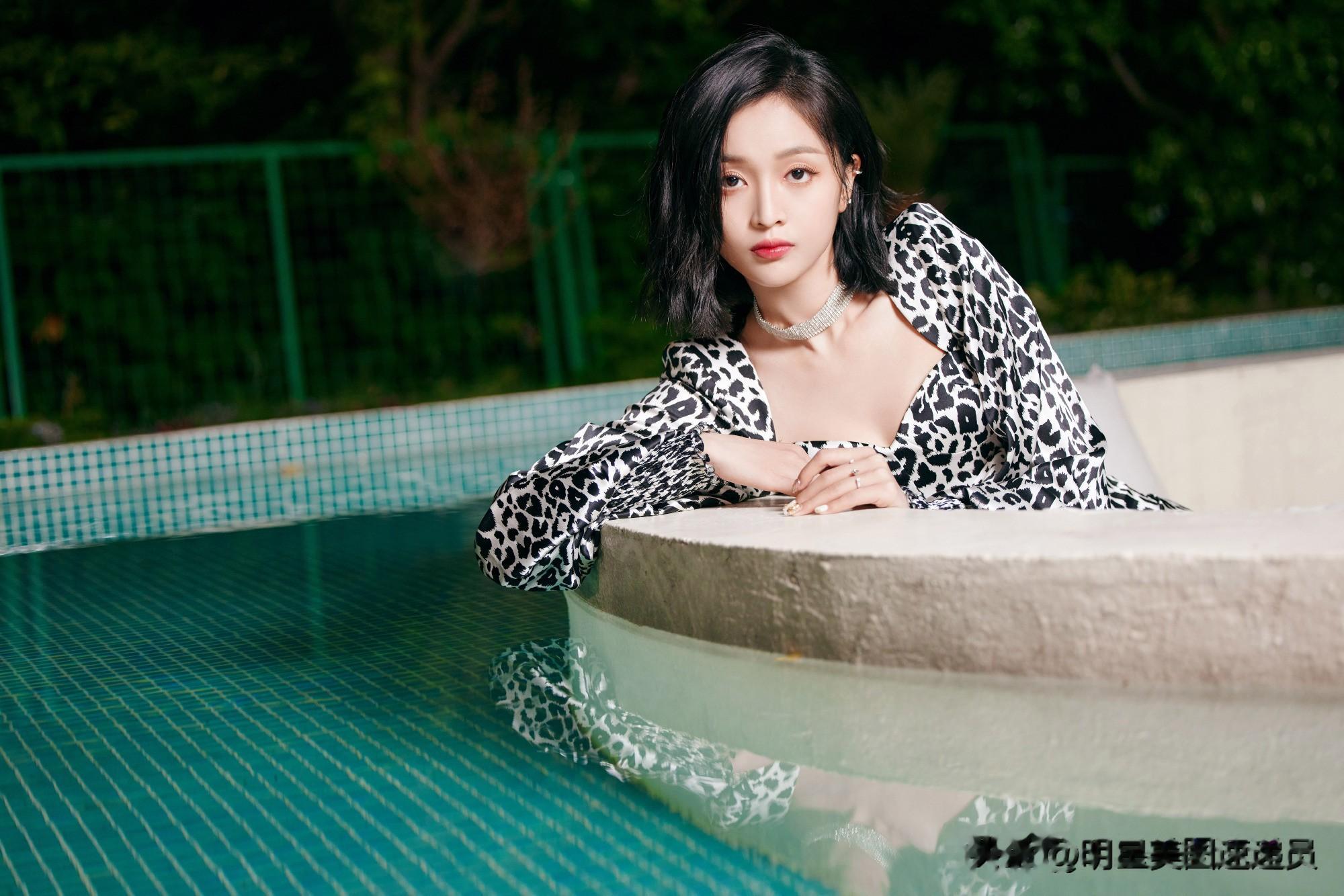 吴宣仪豹纹裙装泳池大片，酷飒性感演绎暗夜时尚魅力