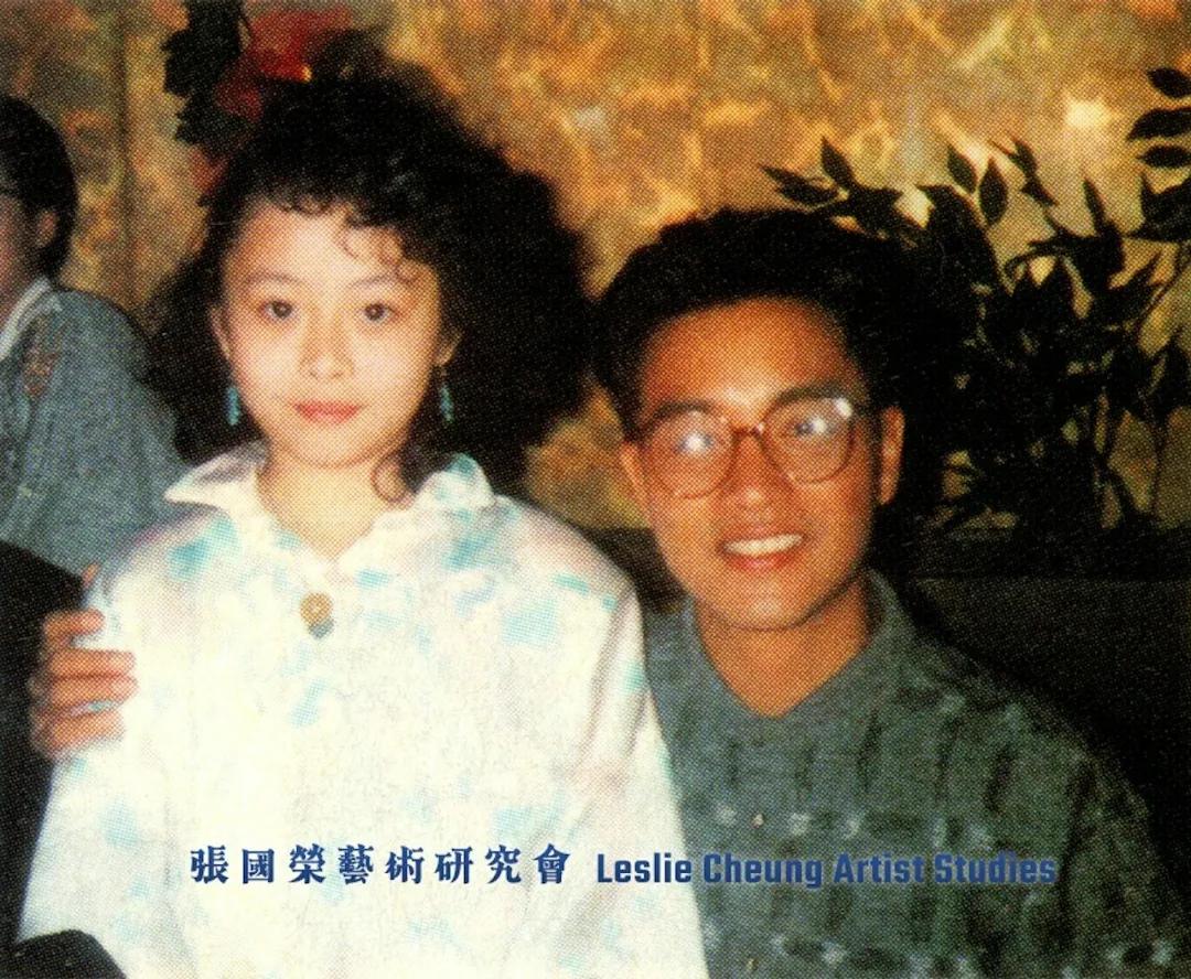 《爱回家》女星与张国荣绝密合照出土，网友赞可爱