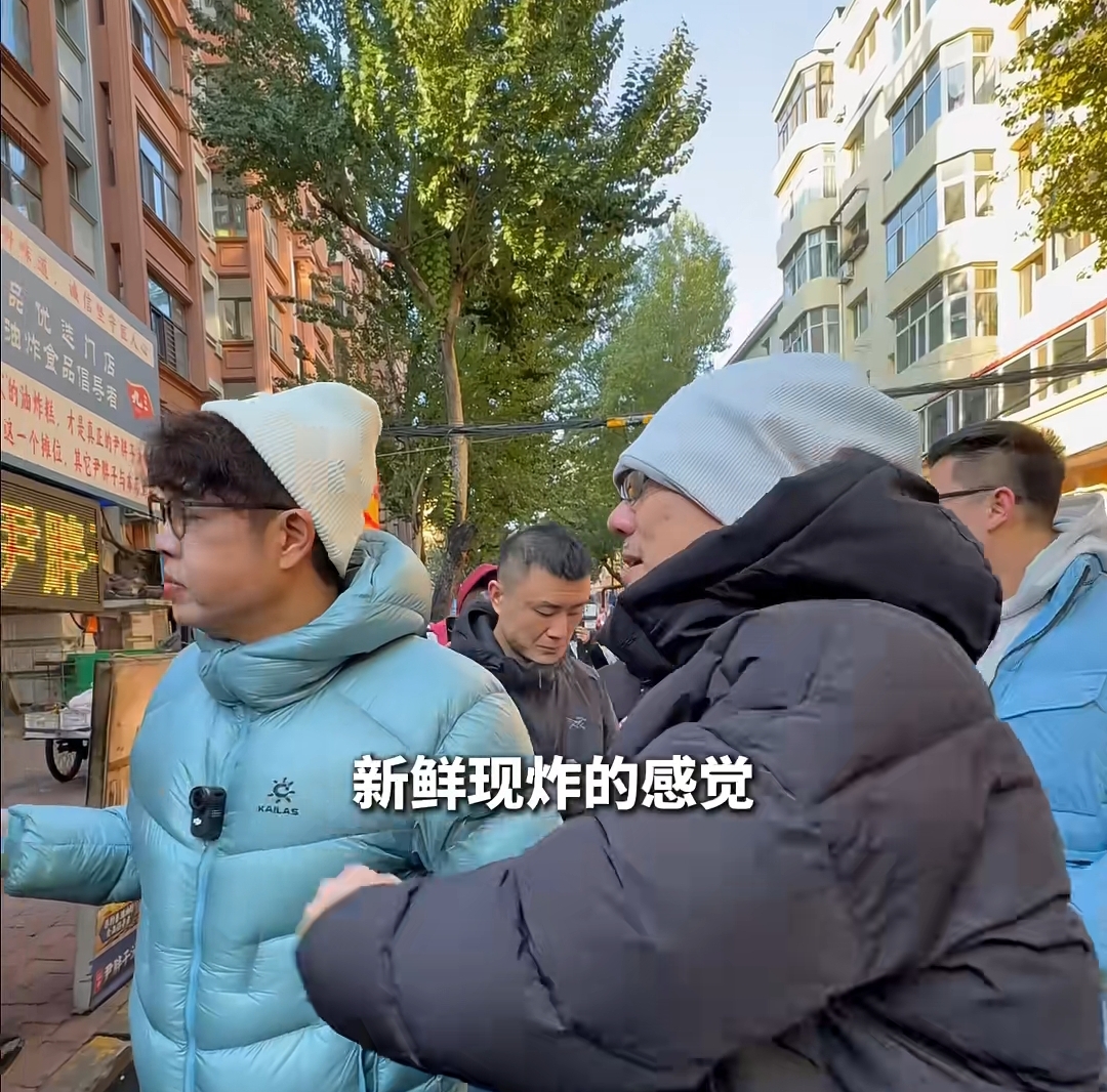 任贤齐哈尔滨逛早市，大口吃包子超接地气，网友:10月穿羽绒服？