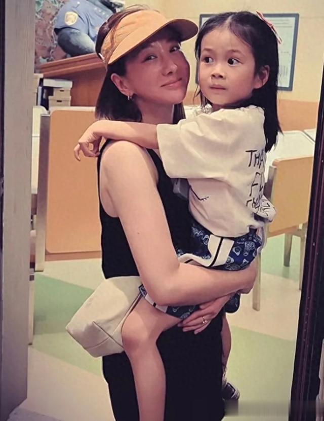 王阳一家逛迪士尼，高斯好瘦腿很细，5岁女儿穿公主裙吃雪糕超萌