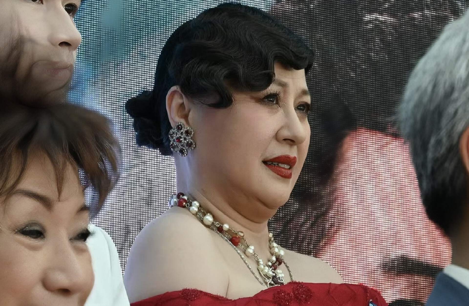 香港知名女星容貌大变，出席活动突然中途退场，患甲亢身体出问题