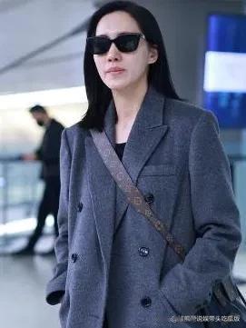 王智真是穿搭高手!灰色大衣+半身裙+乐福鞋,时髦洋气又高级!