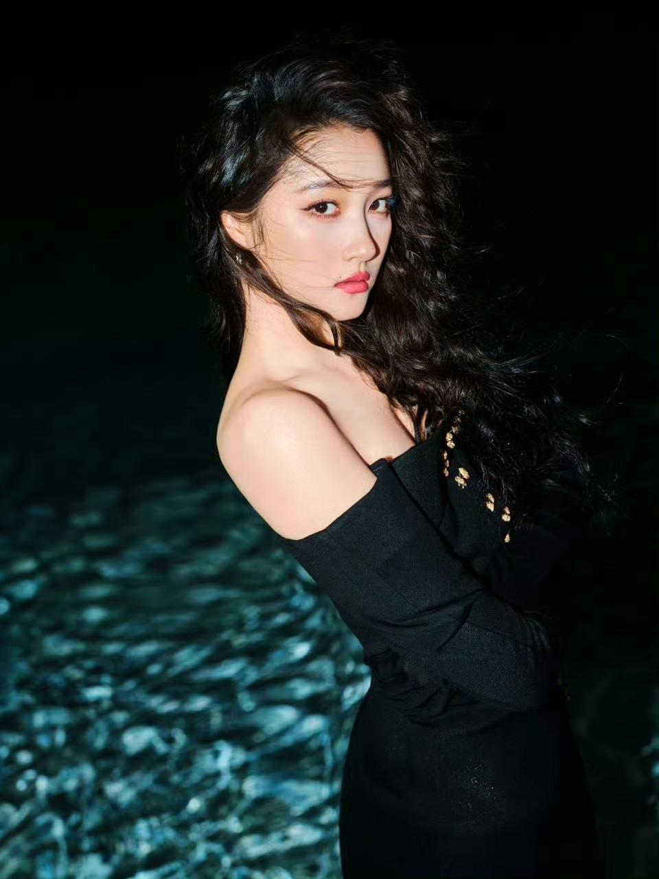 关晓彤黑裙泳池大片,冷艳氛围感拉满
