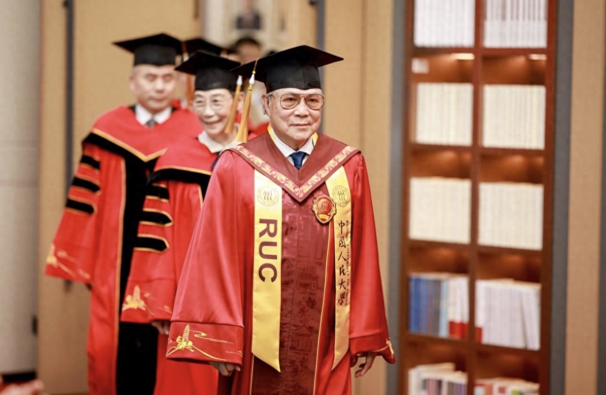 霍震霆小儿媳首度出席霍家活动，打扮朴实识大体，陪着霍启仁社交