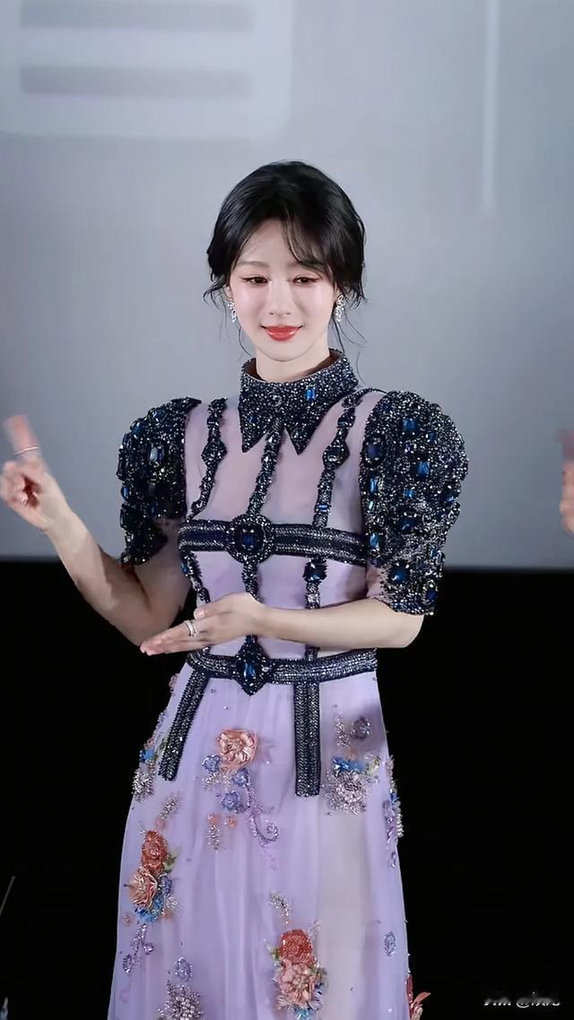 杨紫身穿宫廷风紫色纱裙亮相活动，贵气又养眼，真是美得不可方物