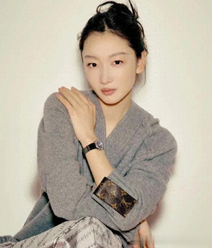 周冬雨增肥后大变样!穿灰色长款开衫+围巾+百褶裙,时髦又高级