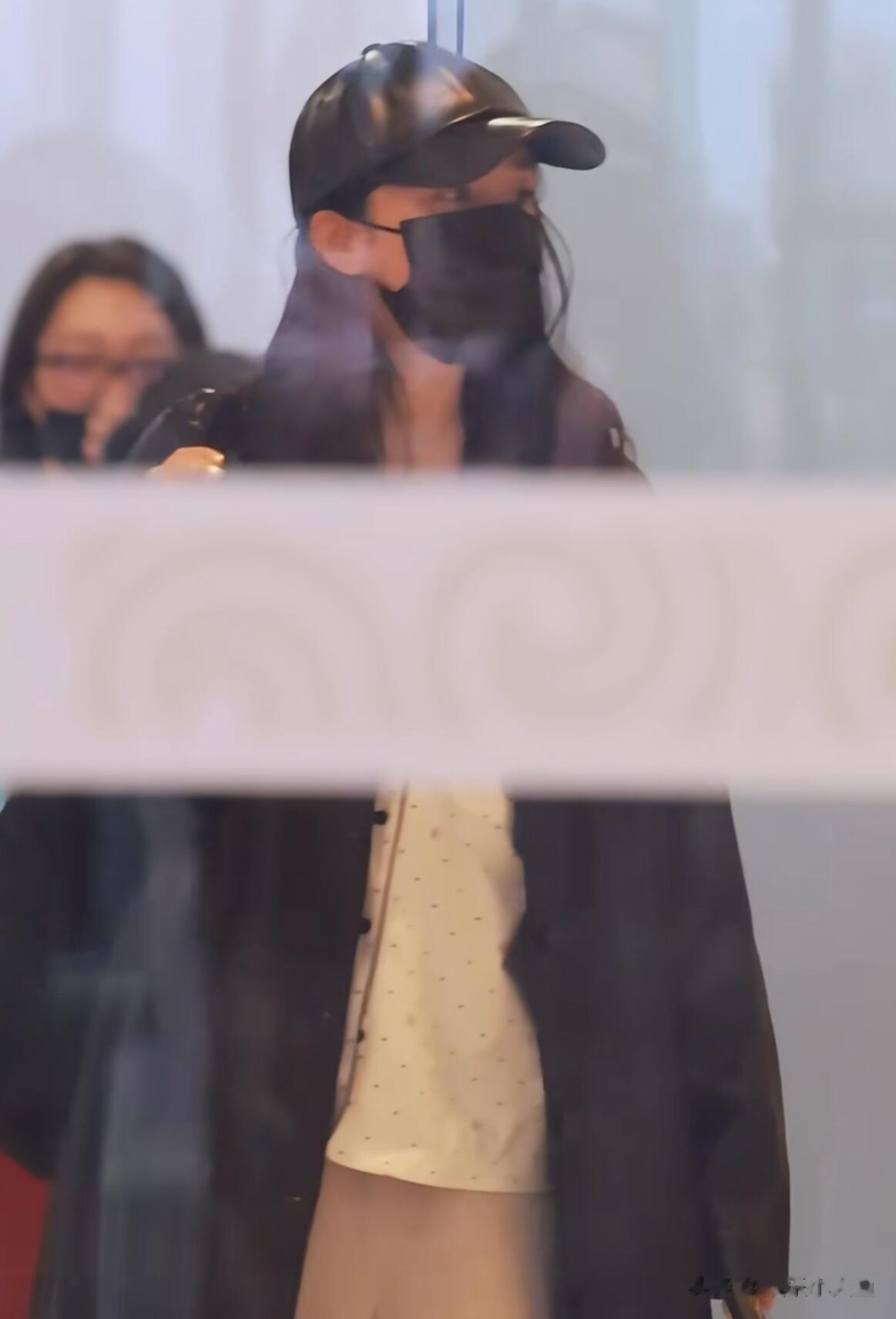 杨幂纽约出发回国机场照,戴翡翠项链穿着睡衣的松弛感!