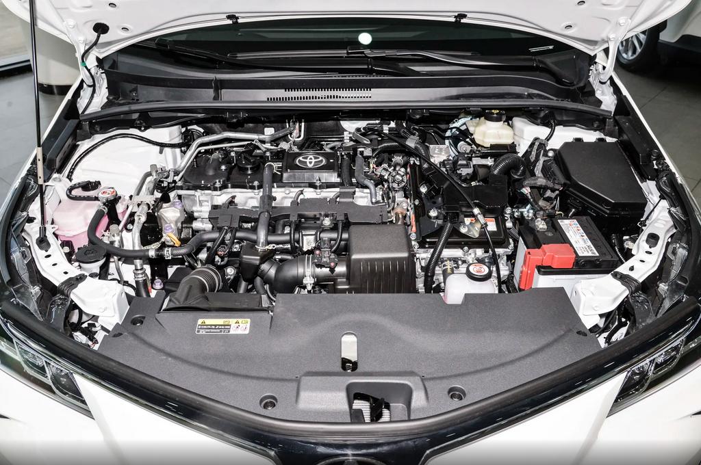 百公里油耗4.06L，卡罗拉提供纯燃油/双擎两种车型，谁更适合你？