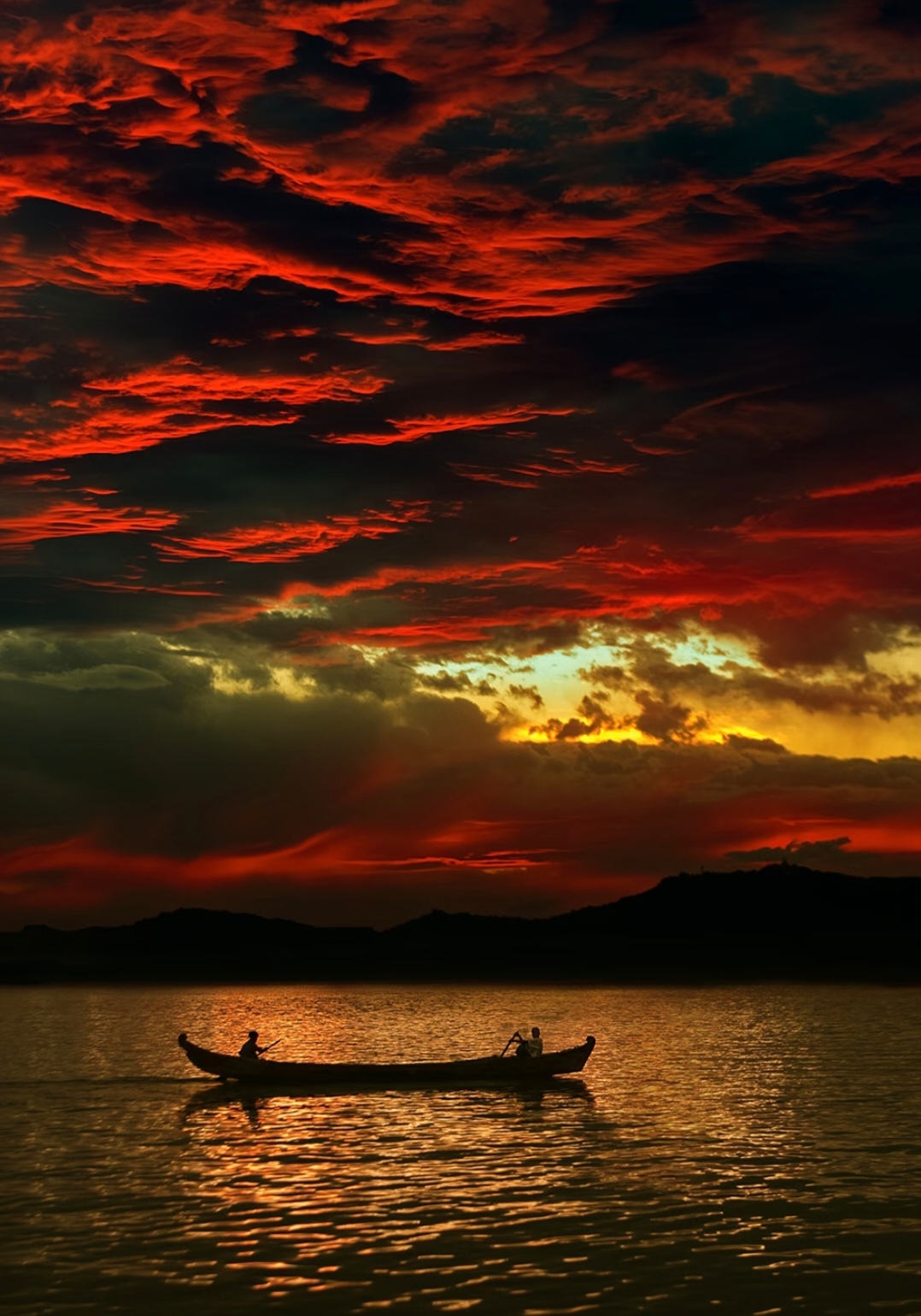 霍启山与继父罗康瑞合照曝光，笑容灿烂很帅气，罗康瑞站C位