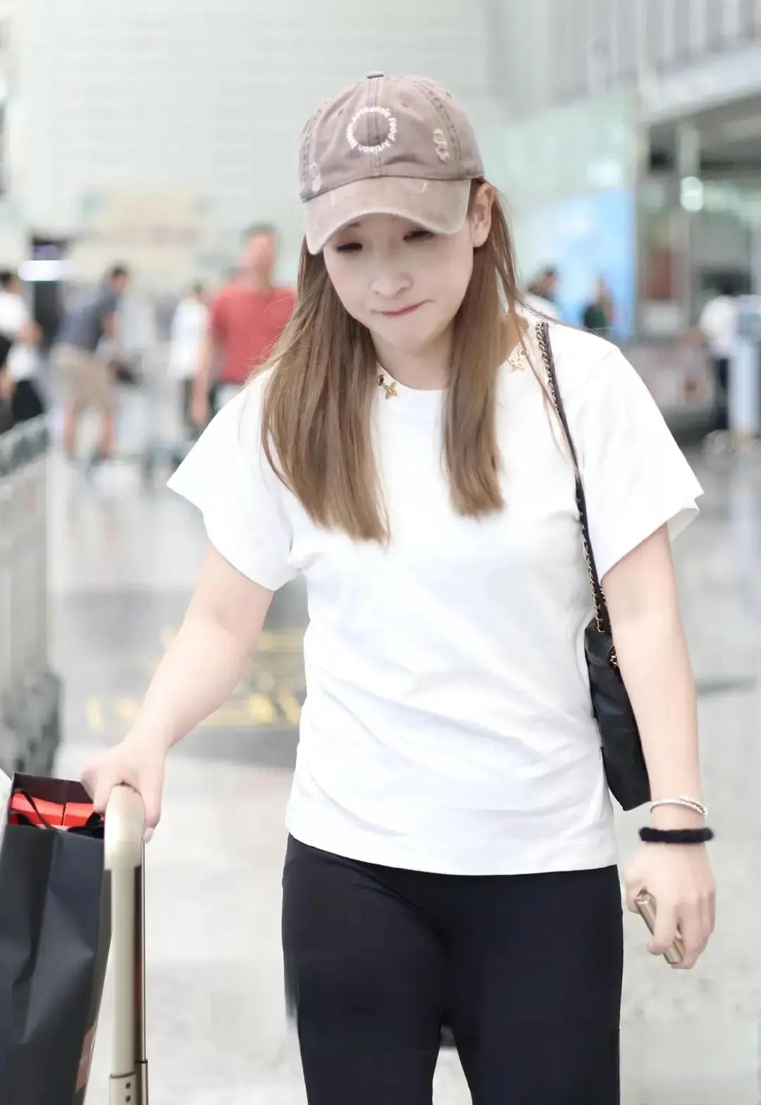 刘诗雯机场穿搭，白短袖配黑喇叭裤，简约又时尚
