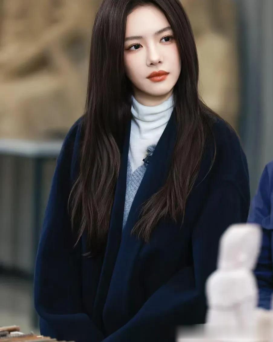 蔡文静真是穿搭高手!藏蓝色大衣+高领衫+V领针织衫,高级又大气