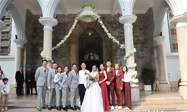 卫诗雅第二场婚宴现场曝光！戴10对龙凤鈪贵气逼人，陈家乐抢风头