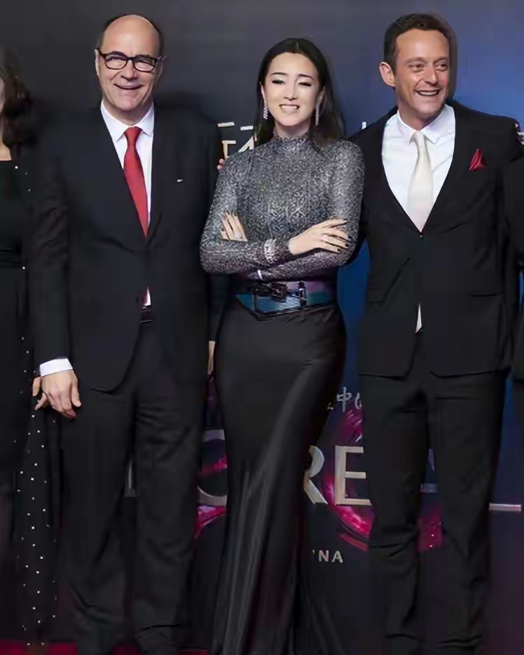 事实证明！陪马克龙回国的巩俐，早已活出另一番天地