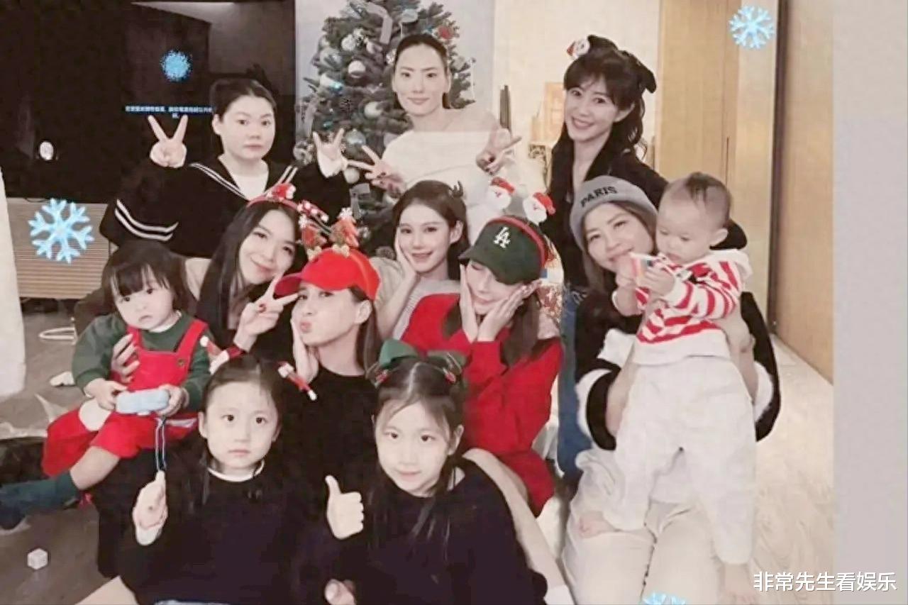 汪小菲一家过圣诞，马筱梅挺孕肚操办，玥儿剪了短发，霖霖更清秀