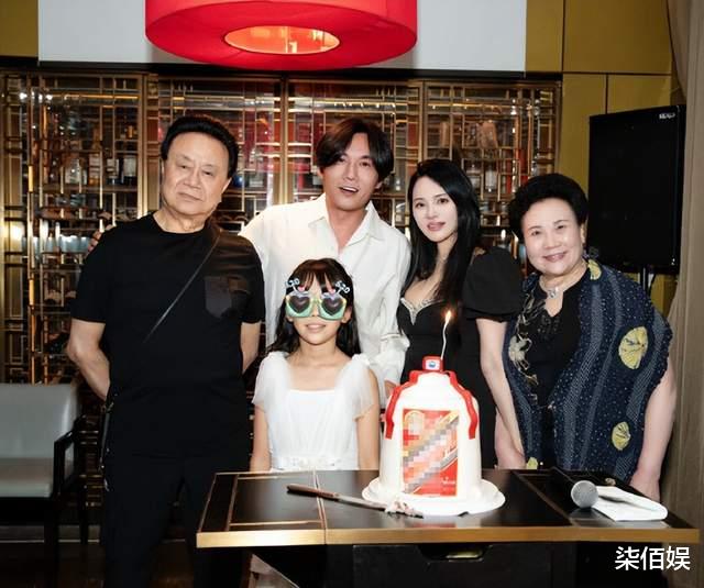 伊能静随秦昊回沈阳老家，婆婆亲自接机，拉着米粒不撒手好爱孙女