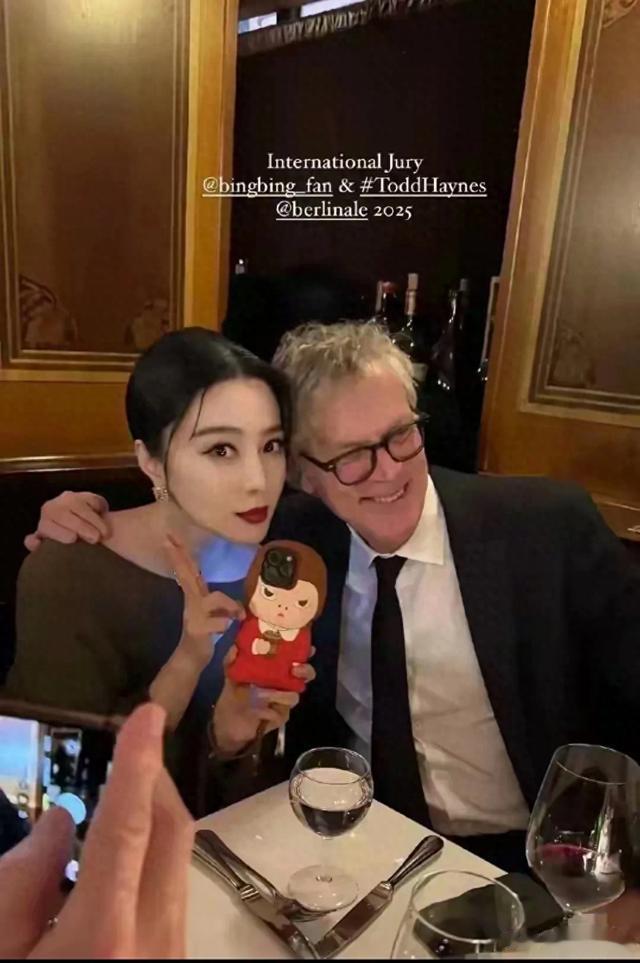 冰冰出席柏林官方晚宴照曝光，皮肤白得发光，43岁美得像23岁！