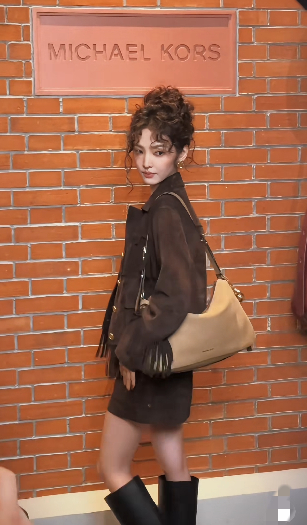 章若楠出席品牌活动，一头羊毛小卷发软萌又可爱，美出了新高度