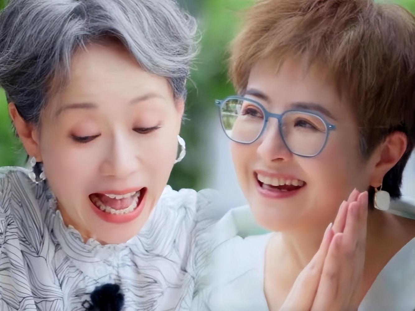 辞去央视工作，嫁大18岁李铁为妻，如今52岁张泉灵已走上另一条路